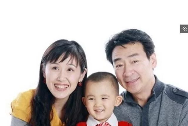 65岁寇振海和44岁漂亮妻子李婷的生活照