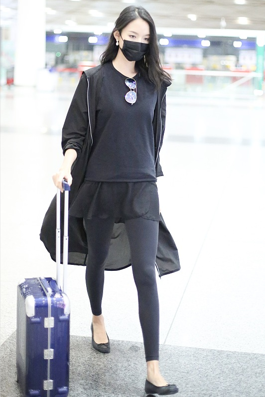 "紧身裤"穿好了真不显胖,看张梓琳的打扮,既有气场还时髦