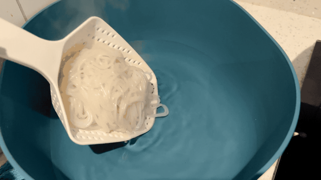 找了个很狂的蒙自人教我做米线