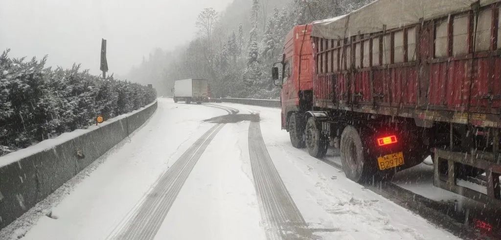 紧急路况 雅西高速泥巴山隧道北口突降大雪 交警劝返上路车辆