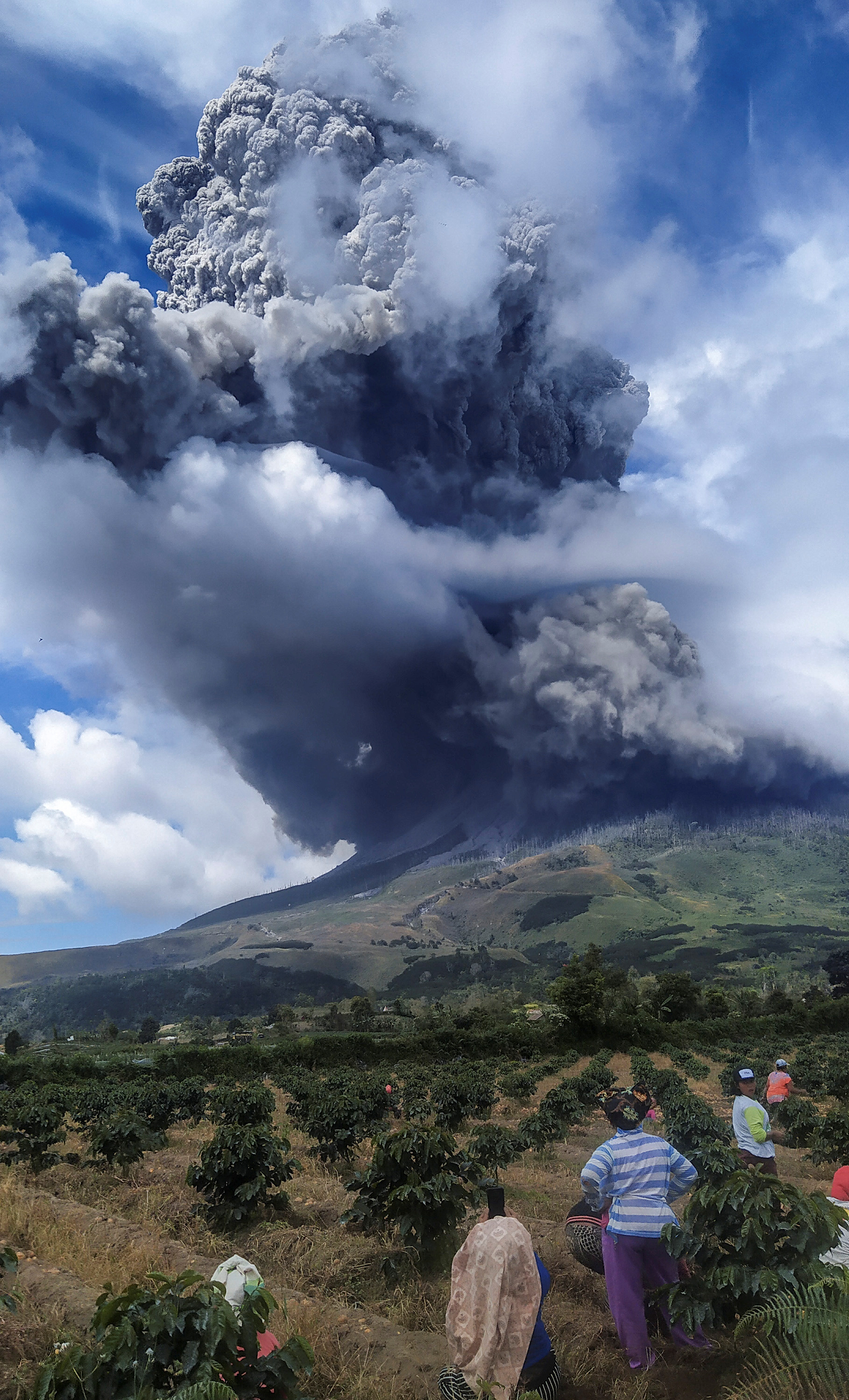 印尼锡纳朋火山喷发