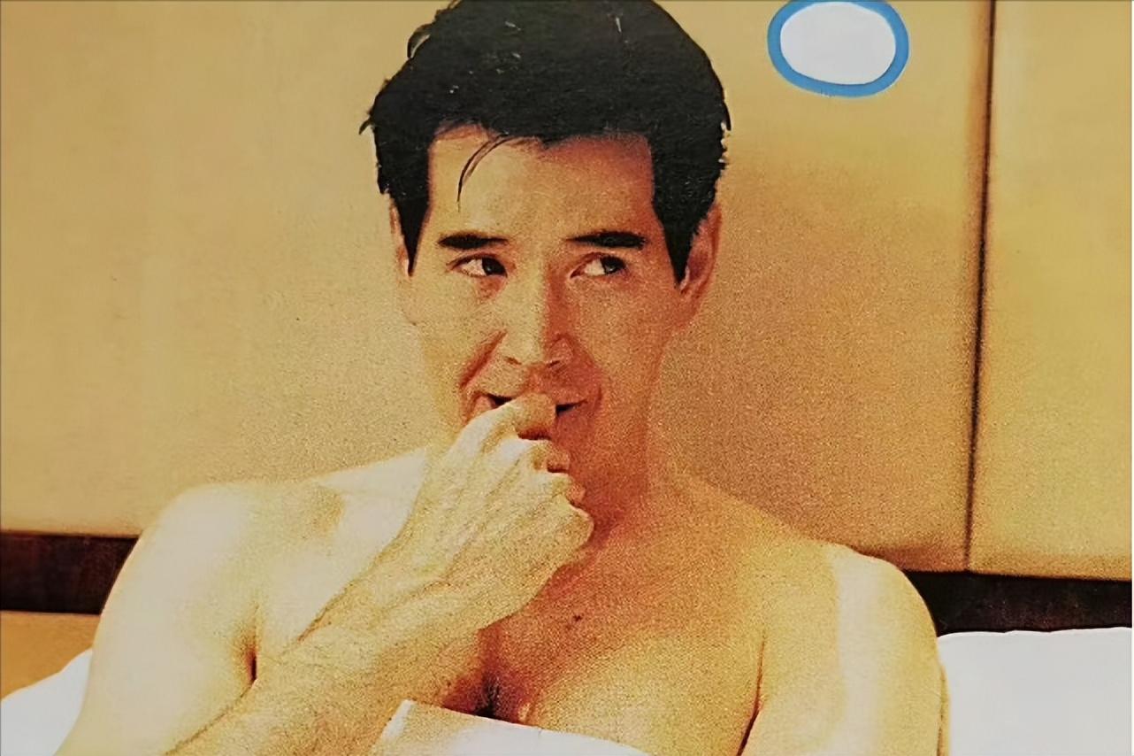 曝费翔与陶晶莹躺床上大尺度照片,画面太暧昧引发争议