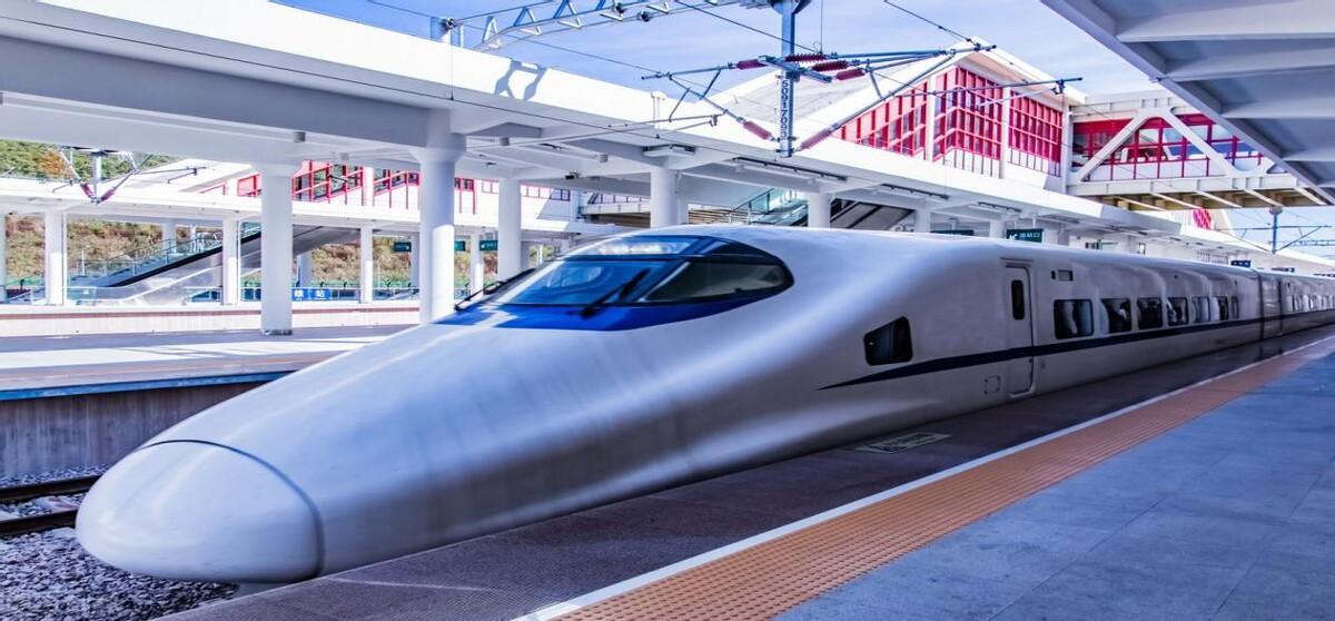 回顾高铁可以夜跑了高铁想夜间行驶困难重重为啥火车却没事