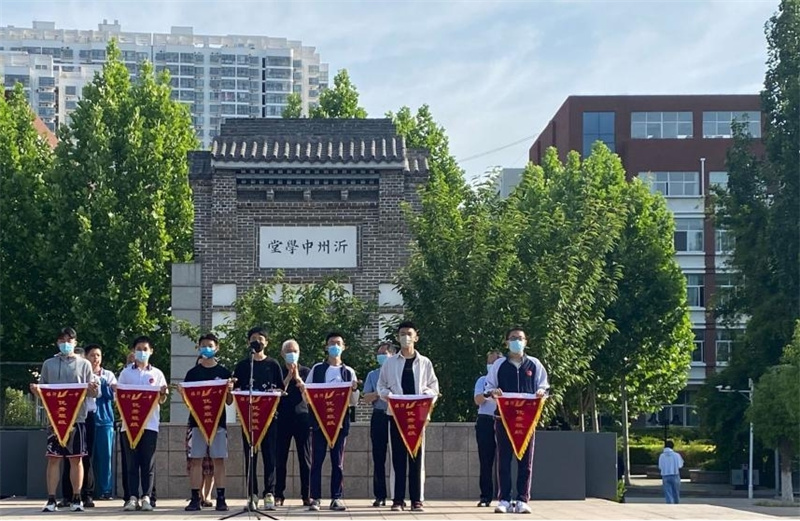 临沂一中校本部举行升旗仪式为高三学子壮行