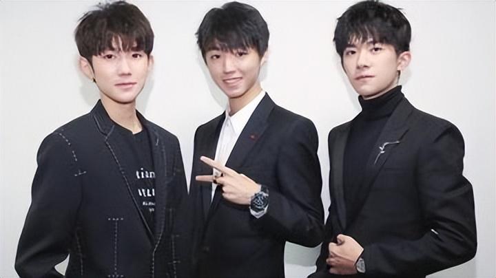 是他在2012年签约经纪公司时代峰峻,与王源,王俊凯成立的组合"tfboys"
