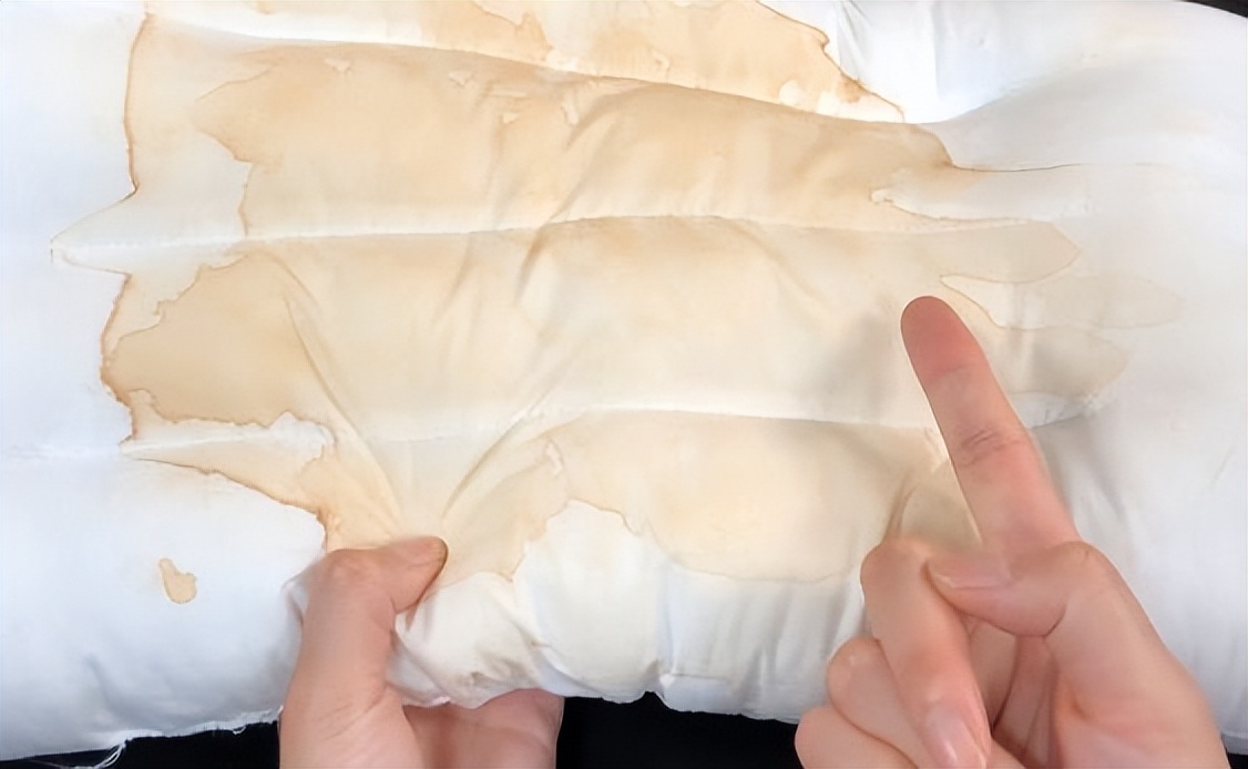 枕头发黄变脏怎么办?这一招很管用!洗完跟新的一样