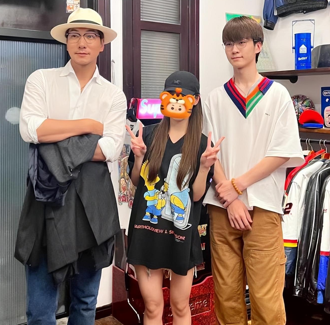 张亮和前妻寇静带儿子天天买衣服:15岁的天天身高已超越爸爸