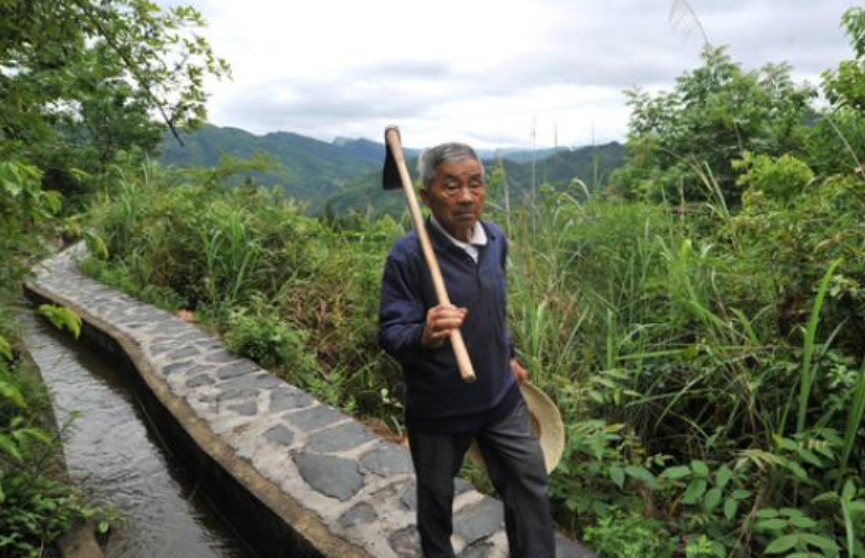 回顾八旬老人黄大发为脱贫致富耗时36年悬崖上凿9400米救命渠