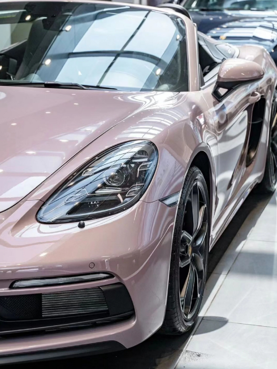 试问有哪一个女孩子能拒绝一辆保时捷718冰莓粉的诱惑呢?