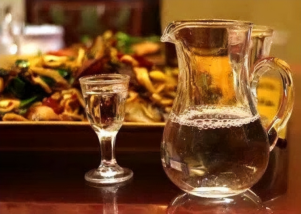 喜欢一个人独自饮酒,很"另类"吗?资深酒友的回应太对了