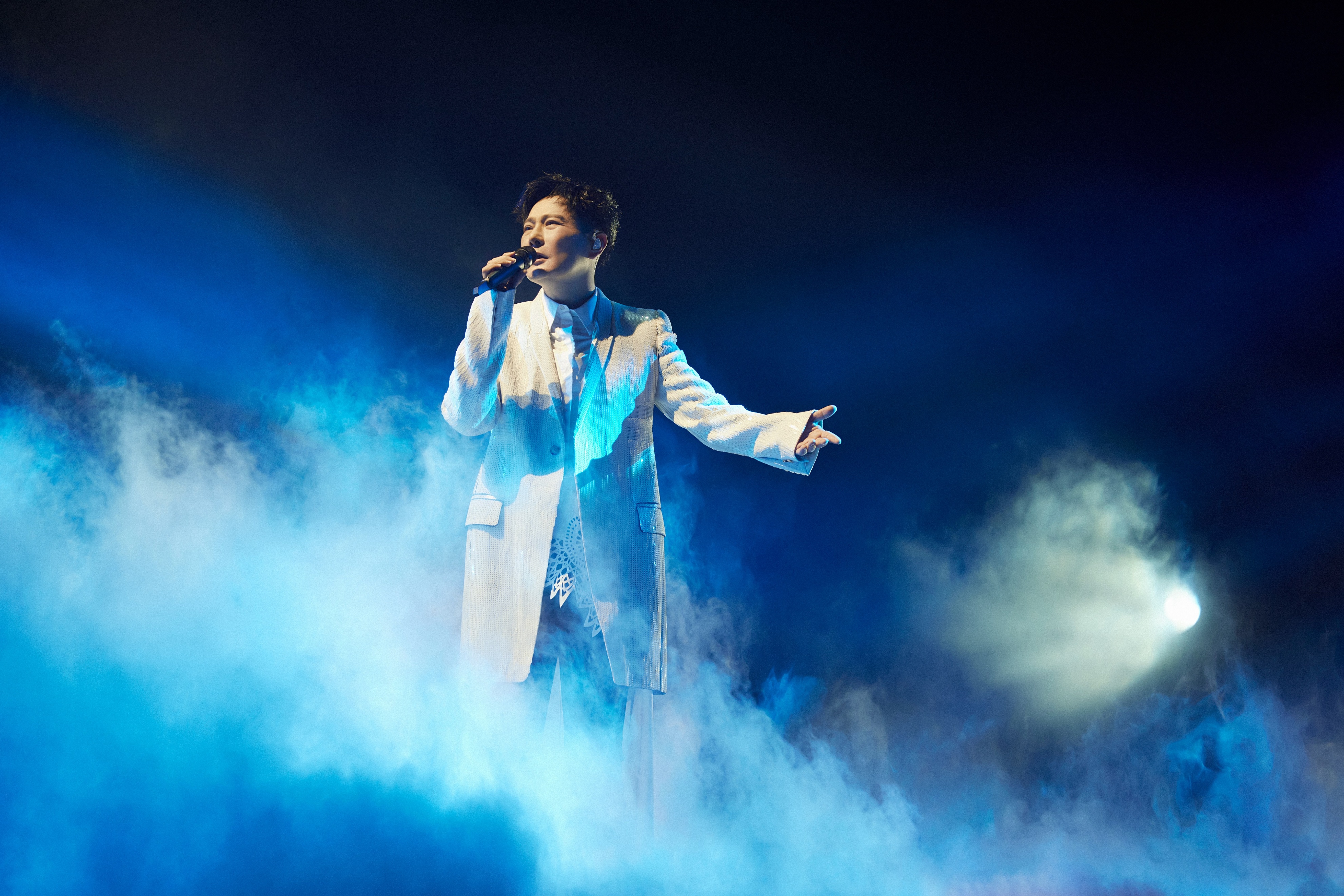 "哲式情歌"温暖响起,200名医护圆梦张信哲未来式2.0武汉站