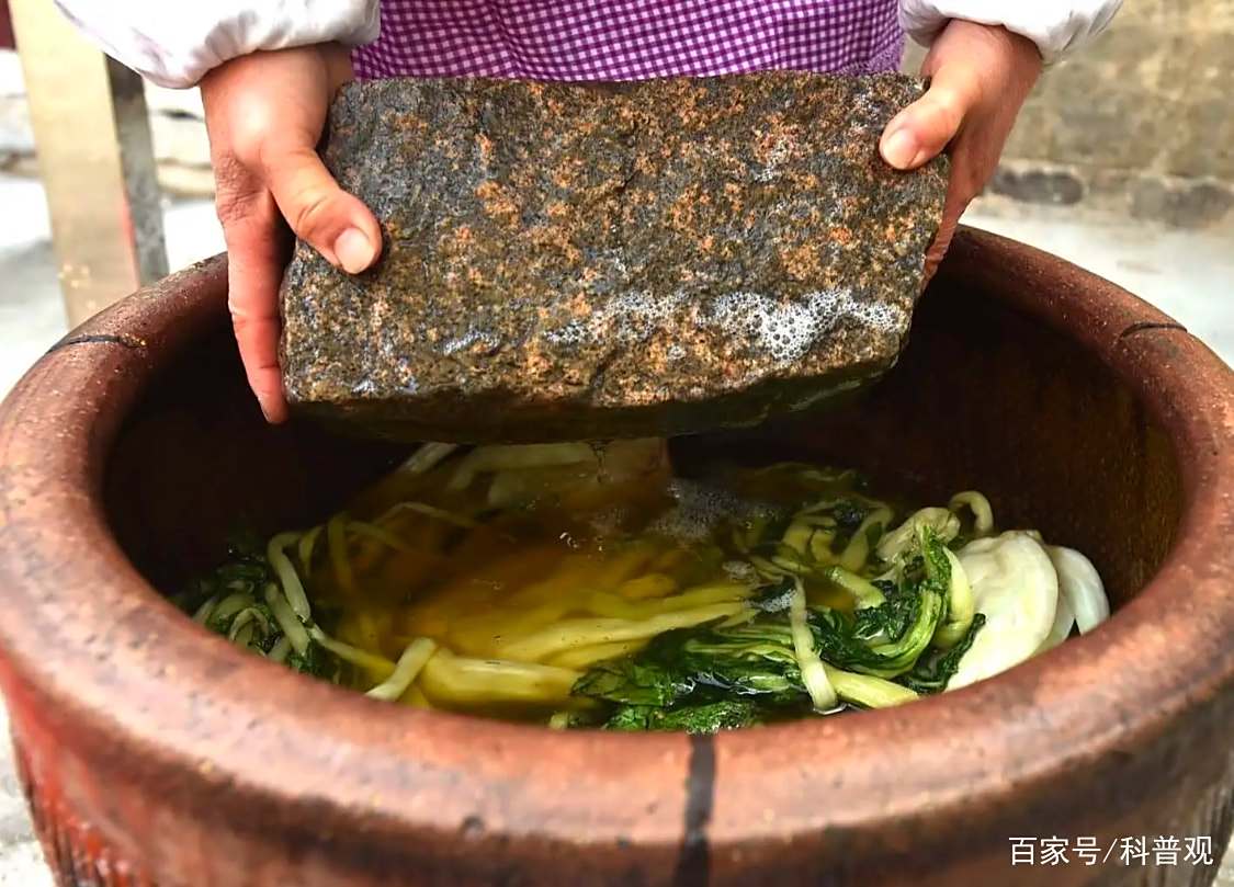 “土坑酸菜”事件影响13万人生计（农村挖大坑腌酸菜）