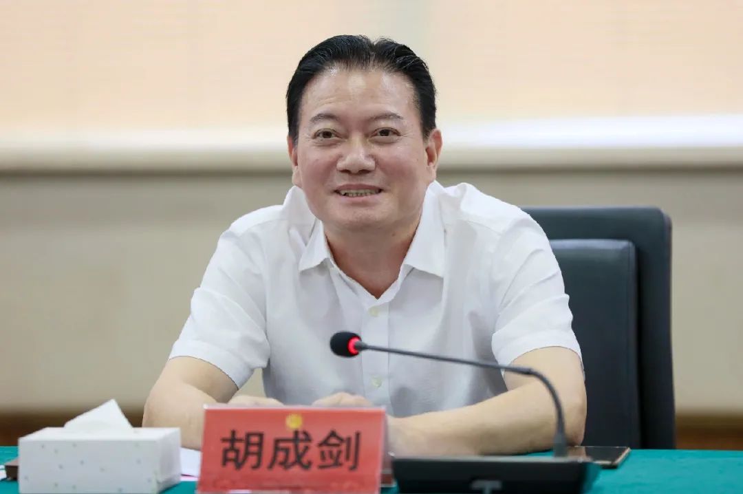 乐清市人大常委会主任胡成剑一行到乐清法院调研