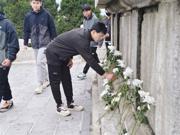 登封市嵩陽高中:緬懷革命先烈 賡續紅色血脈