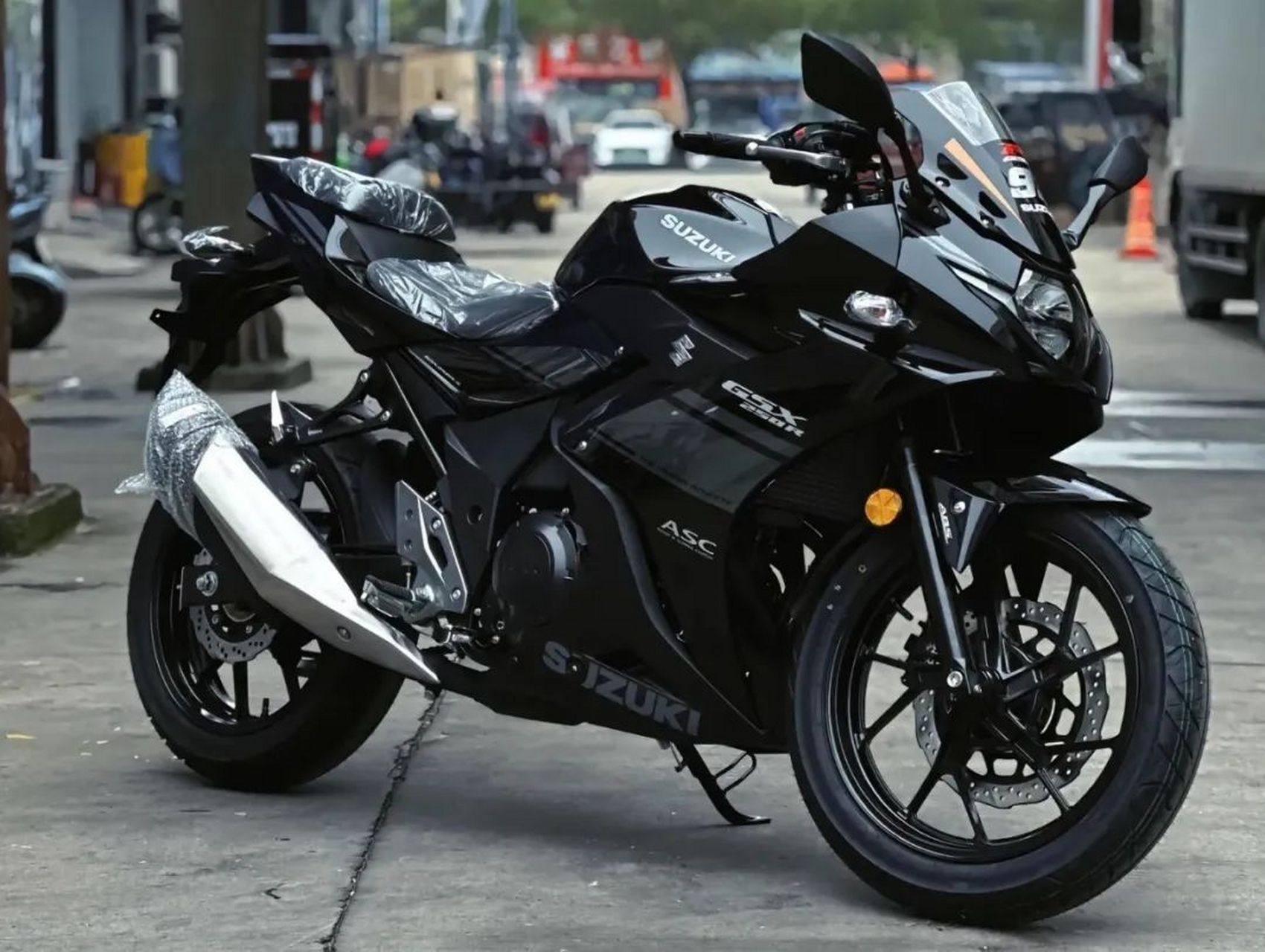新款铃木gsx250r主要升级了led灯具和assist&slipperclutch滑动离合器