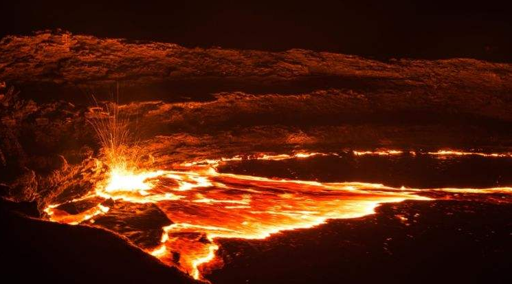 地球最大的黄石超级火山有多恐怖?能被核弹引爆吗?看完就明白了