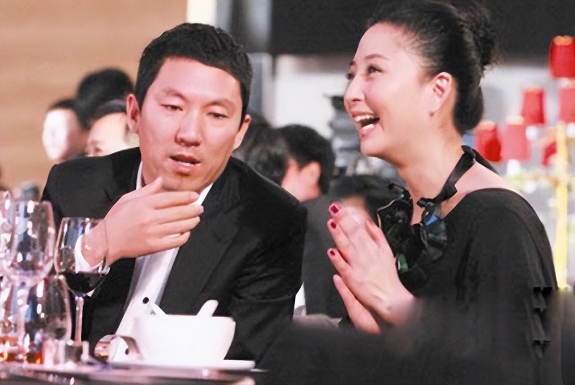 2010年,李小冉被前男友孙东海用艾滋针头抵住喉咙吓得她哭泣求饶,他