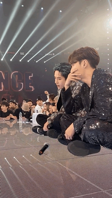 张艺兴在王一博面前的气场像弟弟 你来看两位顶流同台谁人气更高