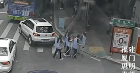 热点厦门一3岁男孩偷跑出门,遇到了5名“天使小姐姐”,警察叔叔也点赞