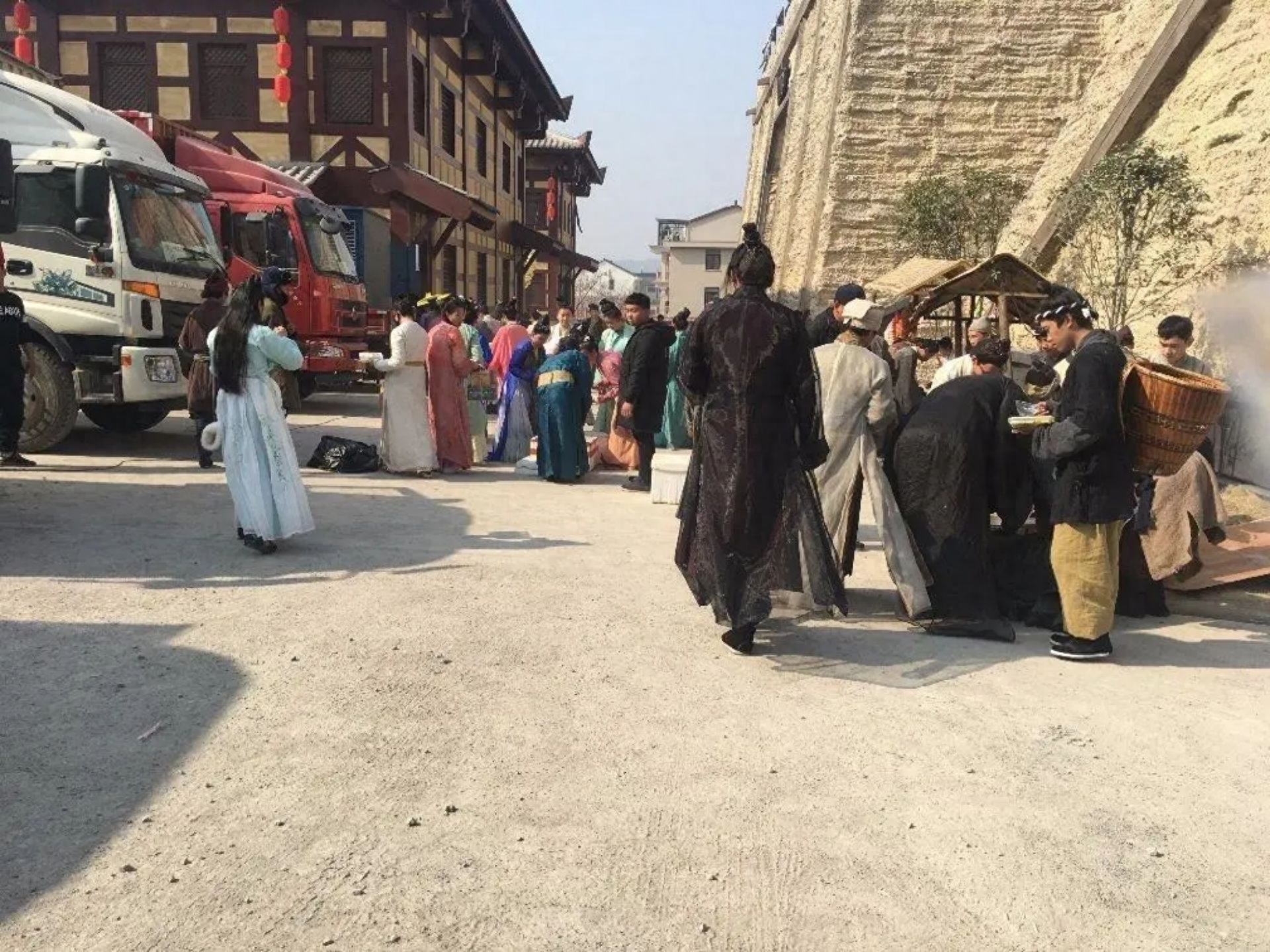 2011年瘫痪老人在看谍战片突然指着电视机喊害我的人就是他