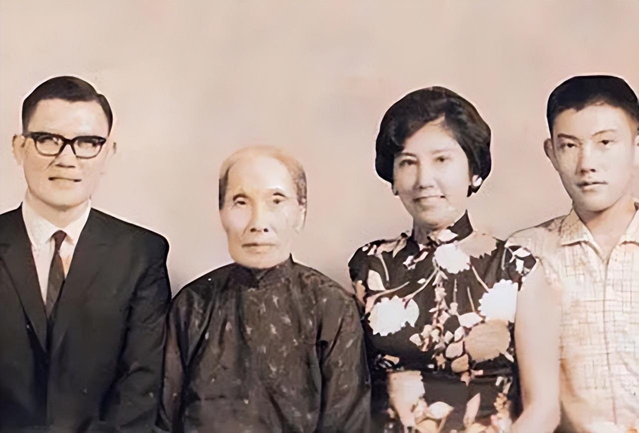 68年,18岁马英九和父母的珍贵合影,注意看,母亲秦厚修长相甜美