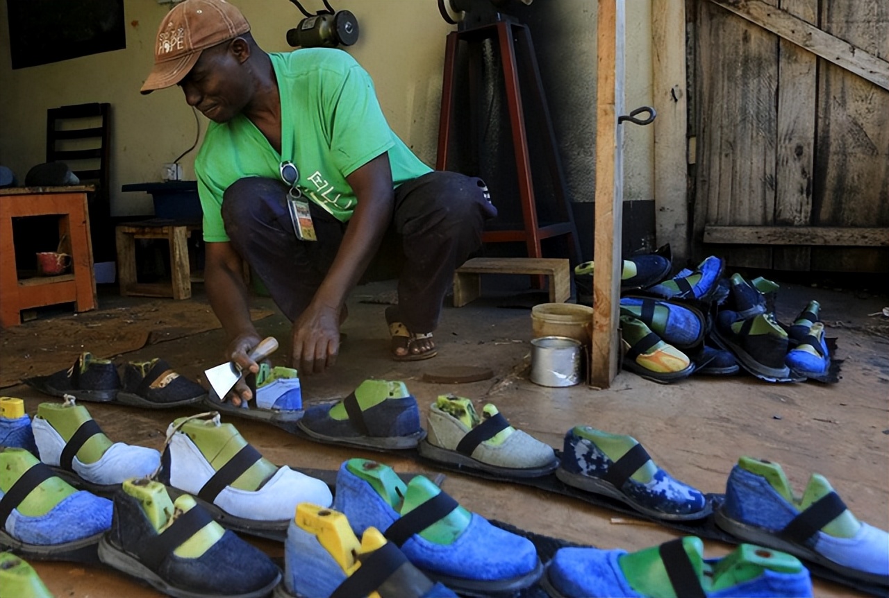 我国商人在非洲卖鞋,年收入高达千万,竟还深受非洲人喜欢?