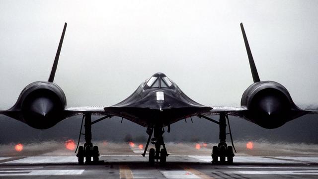 sr-71黑鸟侦察机的速度有多快?导弹都追不上它,为何会黯然退役