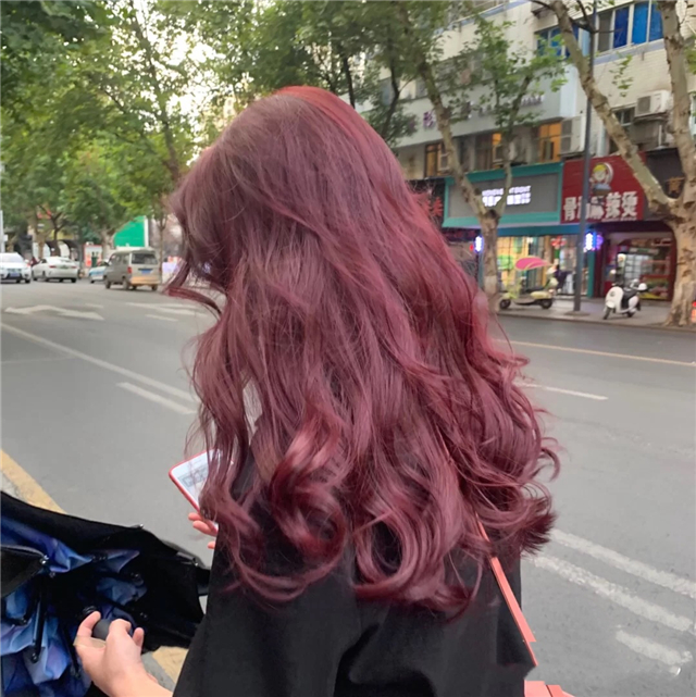 女人想解决"路人感"?尝试在头发上"动手脚",让你显白还气质