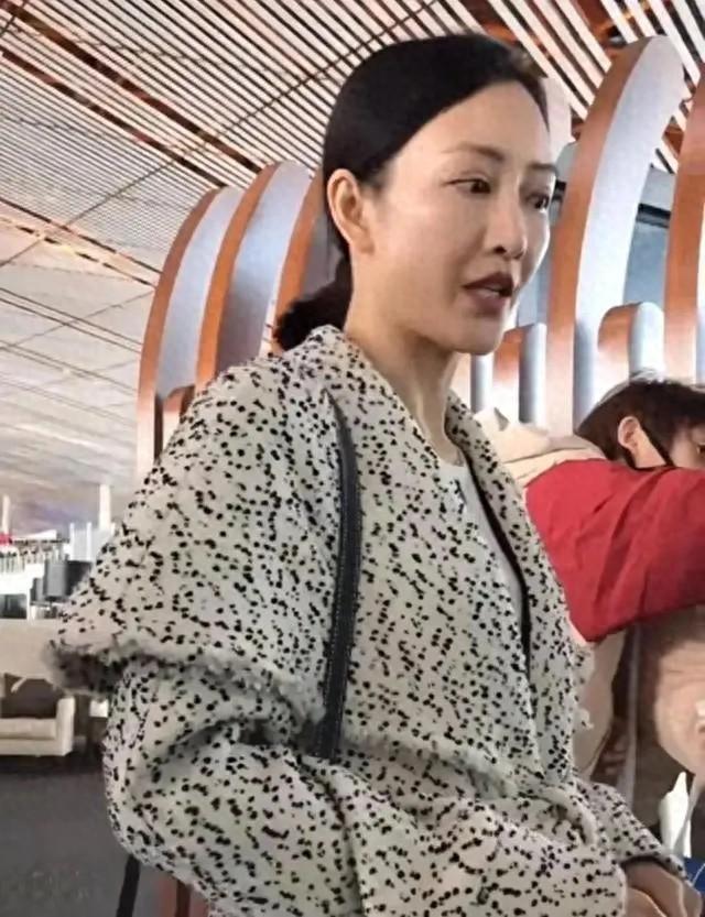 机场偶遇王鸥素颜仍不失风韵网友说两个月后小孩就要出生啦