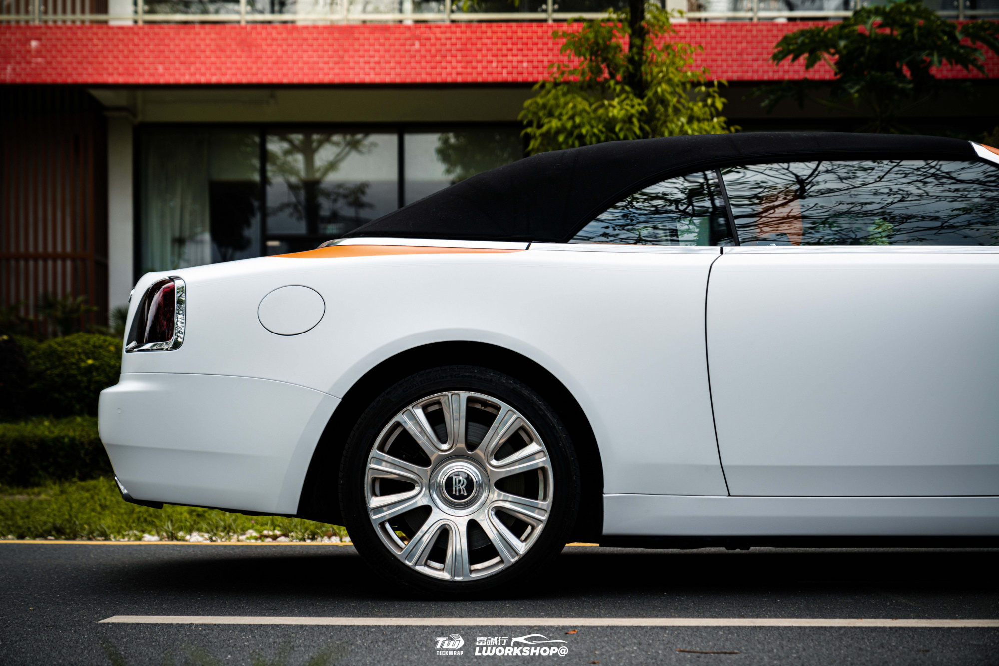 劳斯莱斯选双拼改色膜技巧:上橙下白,撞色大胆,立意新奇!