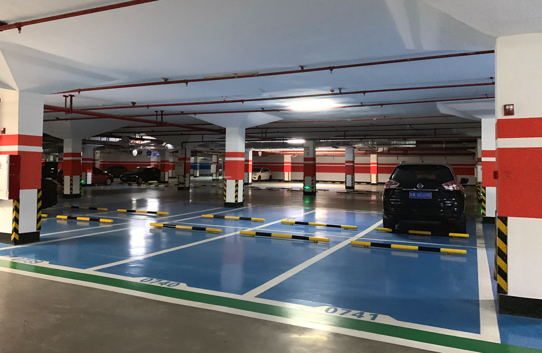 据了解该小区规划停车位有4068个 小车位售价大约在 负一:23万左右/个