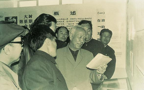 94年國慶,北京市請前市長看焰火,他說:退都退了,蹭什麼熱鬧