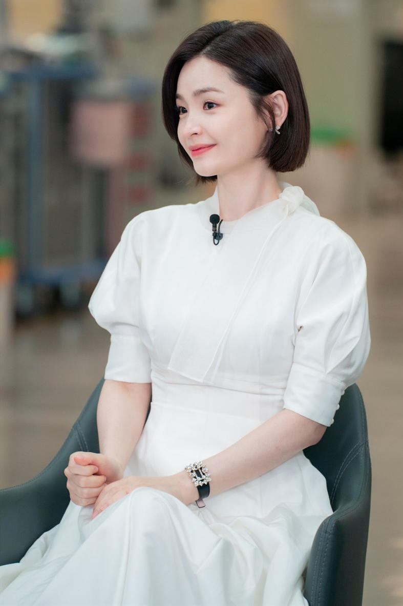 《机医》蔡颂华成新晋国民女神,天生童颜,剧外更是堪称穿搭典范