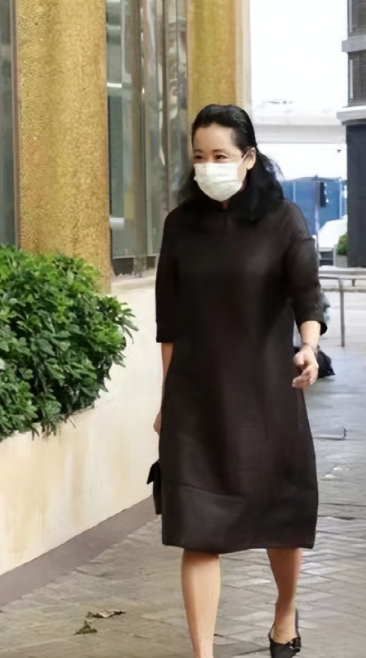 当贵妇与保姆同框:郭晶晶妈妈与婆婆的黑色装扮差距大揭秘