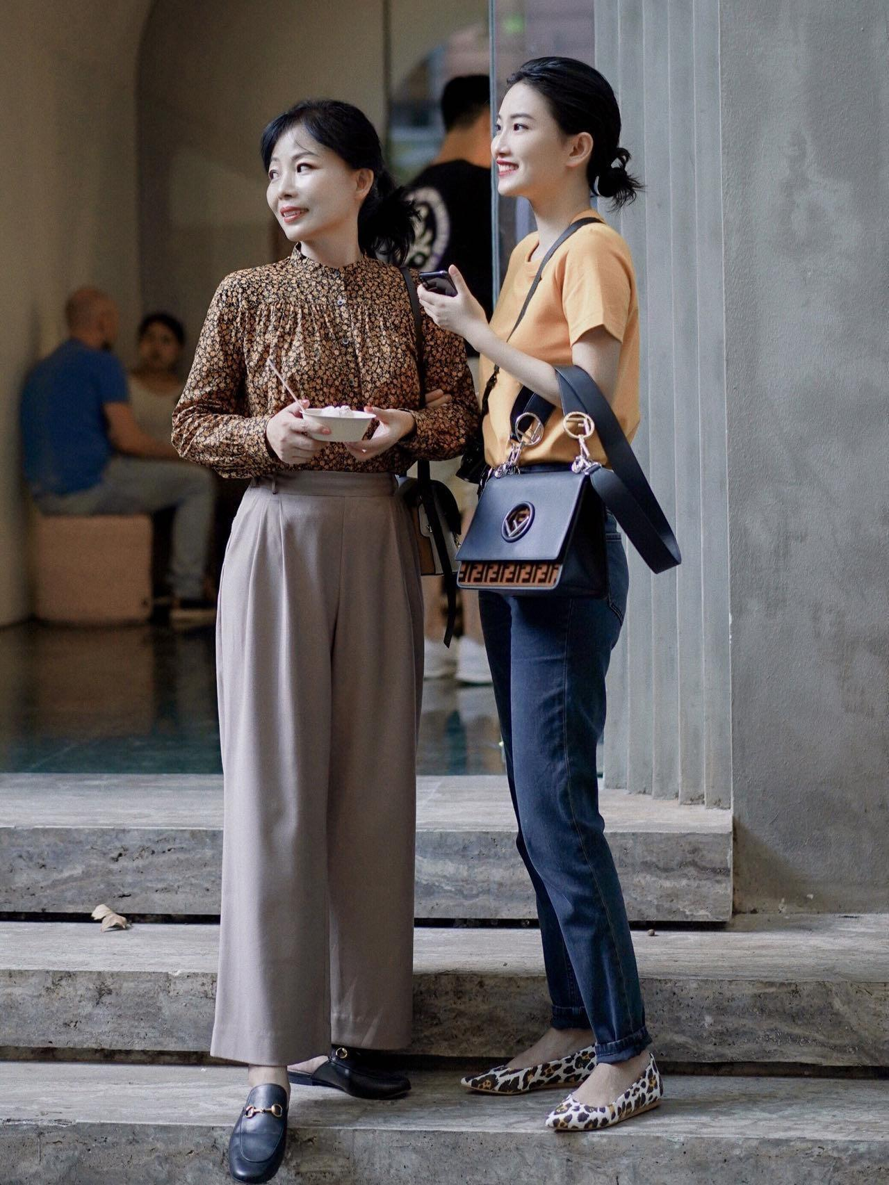 50后的女性穿上最舒服的就是穿着一双平跟鞋,谨记"3要3不要"