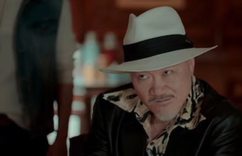 接地气!港星郑恕峰被网友偶遇独自搭地铁,获赞贴地不似内地明星