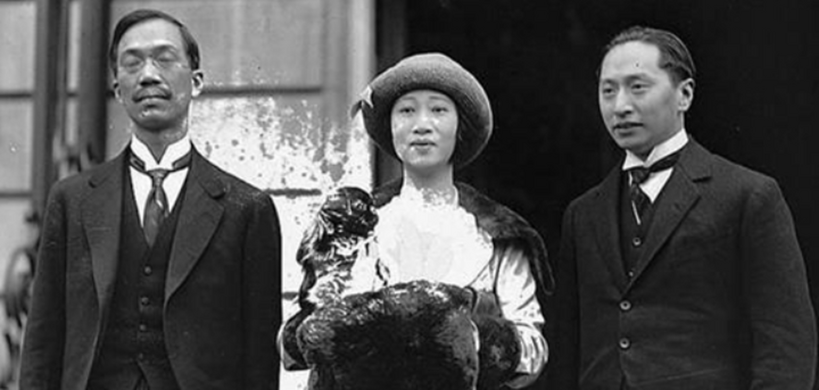 1959年,顾维钧趁妻子黄蕙兰睡着,偷偷溜进严幼韵的房间.