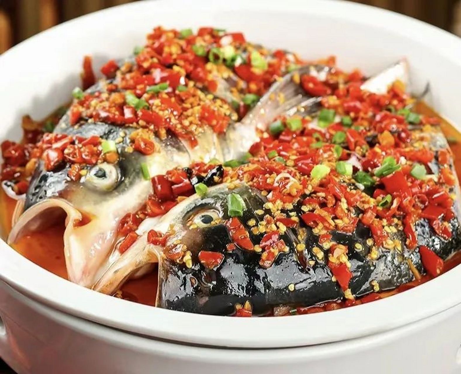 剁椒鱼头是湖南的传统名菜,以鳙鱼或草鱼头为主料,搭配剁椒,盐,味精等