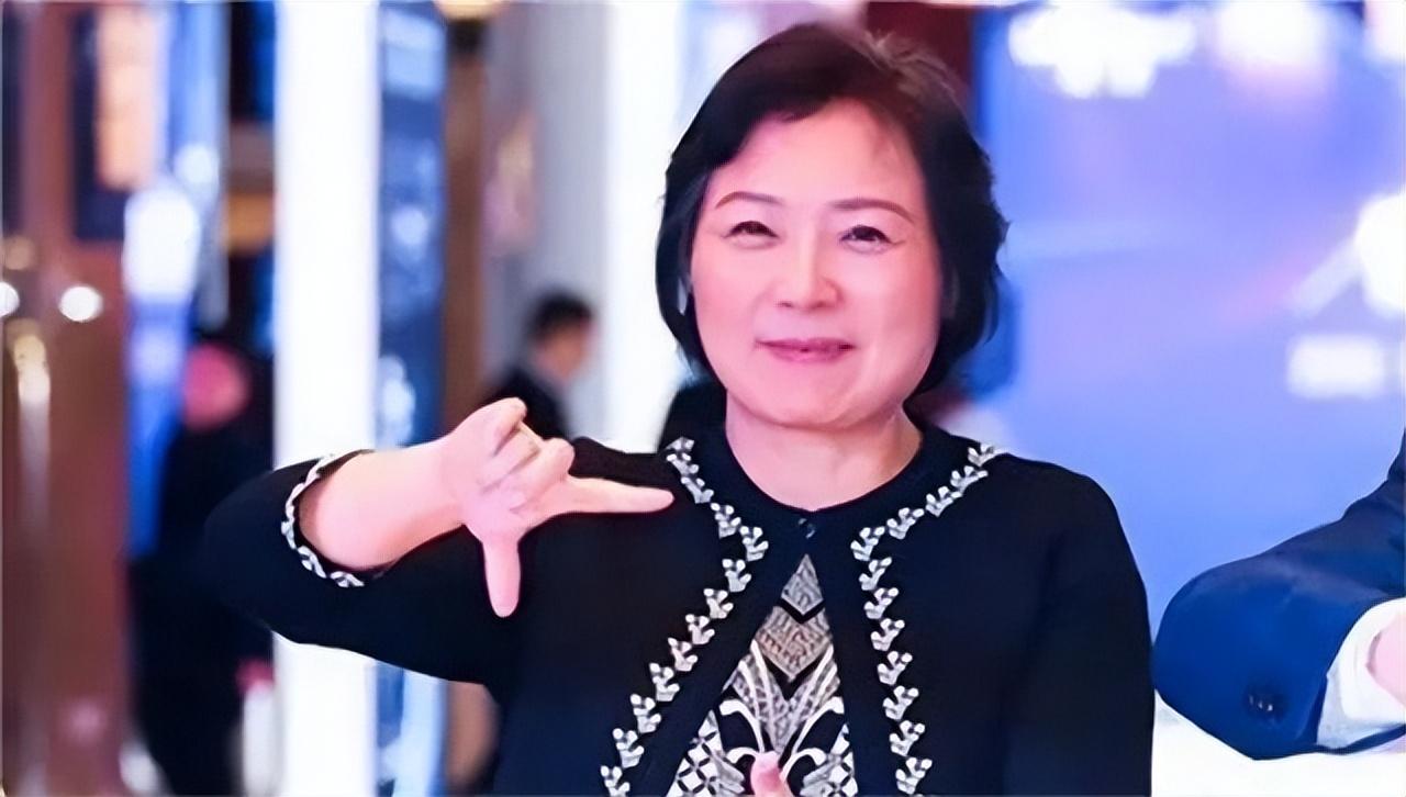 蔡奎:12年拿前妻280亿离婚费,花14亿购豪宅,娶空姐