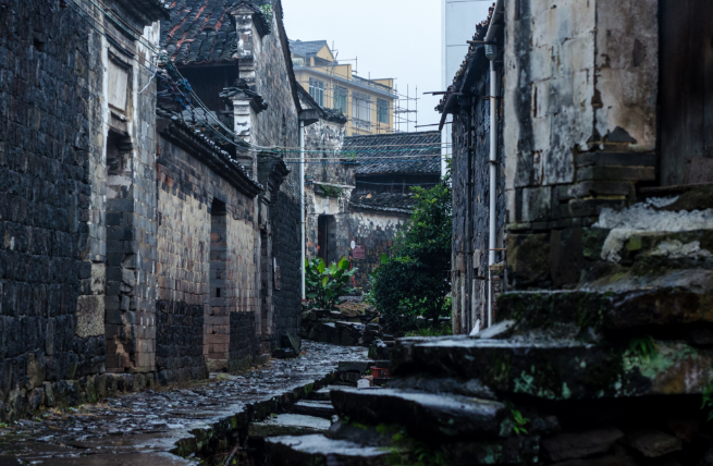 乌石村古风古色,村民淳朴,所有房屋都由黑色石头建成