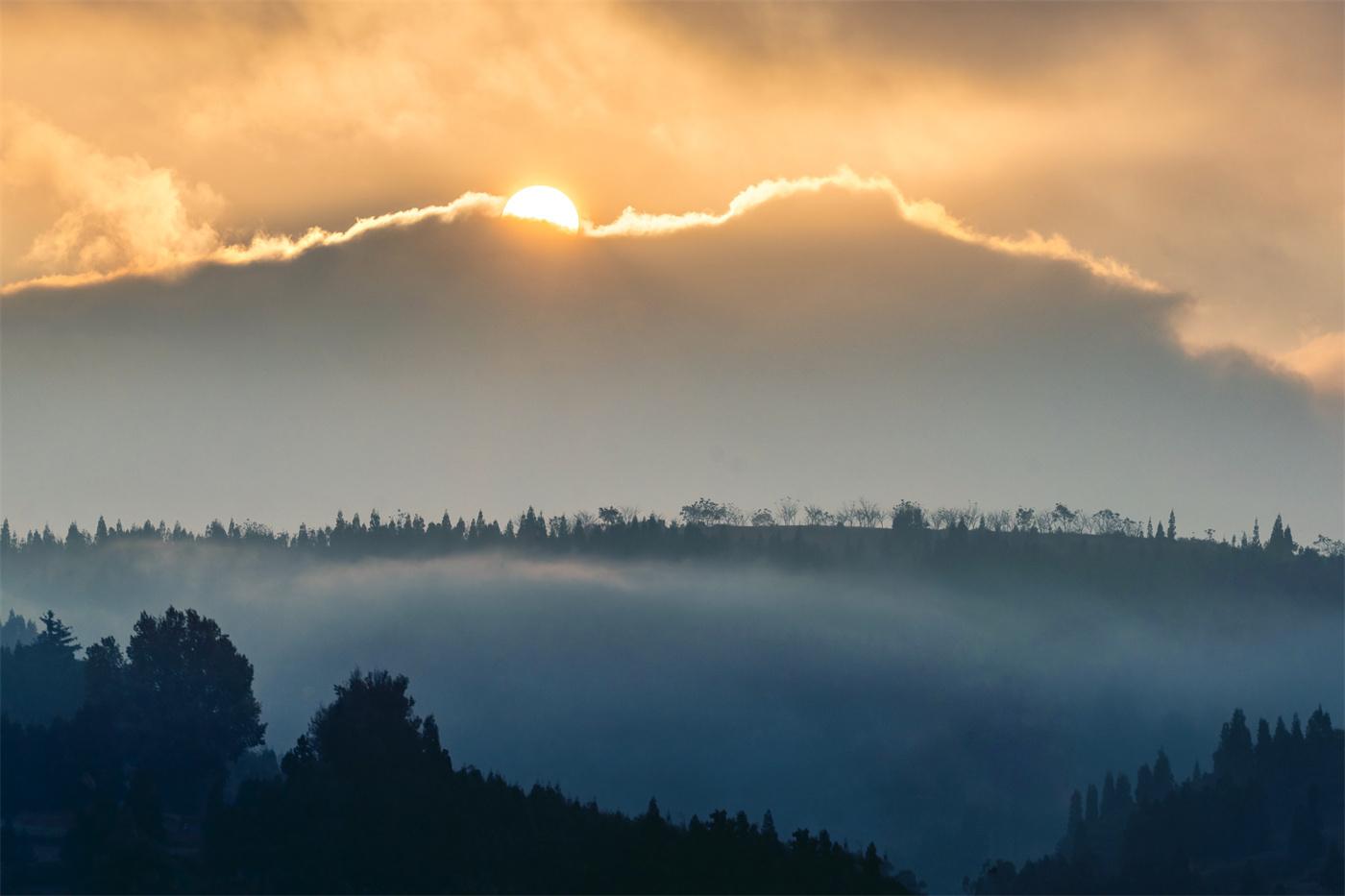 烂漫一"夏" 来富源县文笔山看日出赏美景