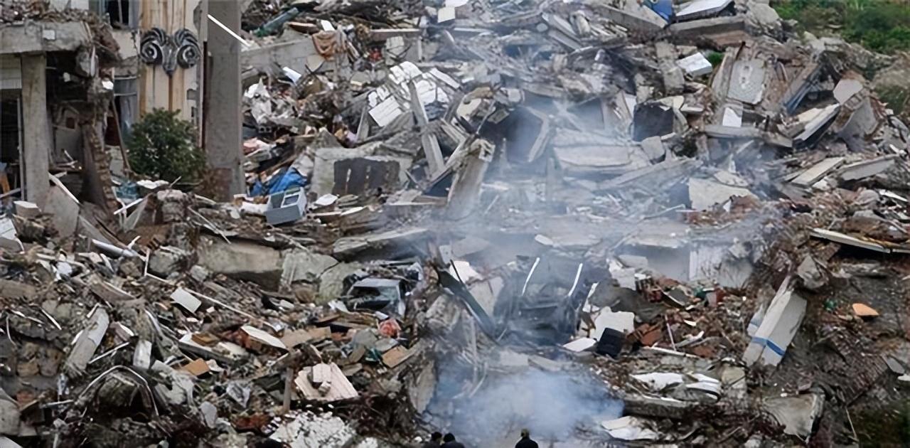 地震发生的第一时间,很多人都反应不过来,只能凭着逃生的本能,离开