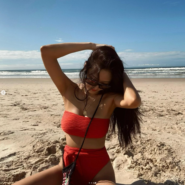 44岁孙芸芸澳洲海边度假,穿橘色泳衣秀好身材,古铜色皮肤抢镜