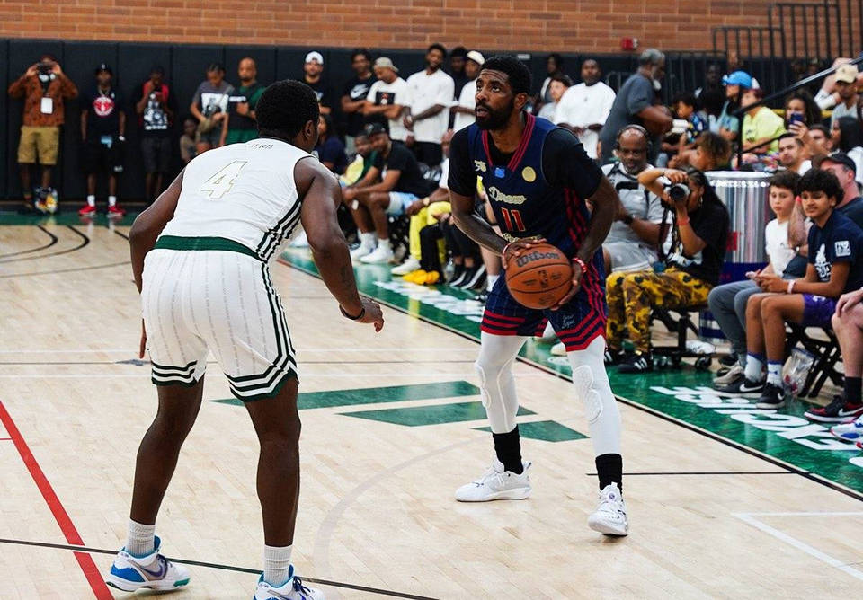 欧文着新鞋出战德鲁联赛 轻取三双带队获胜