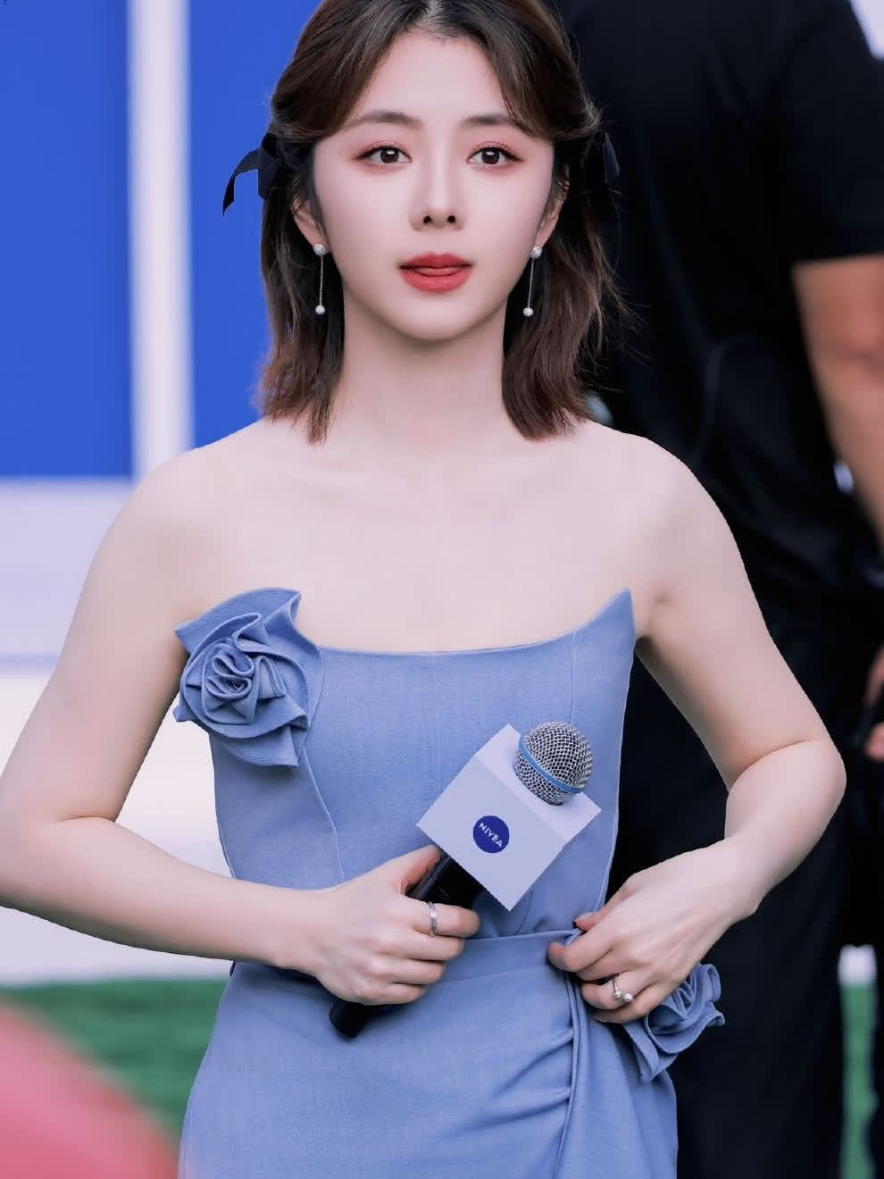 谭松韵蓝色抹胸花朵裙现身上海品牌活动,青春动人!-度小视
