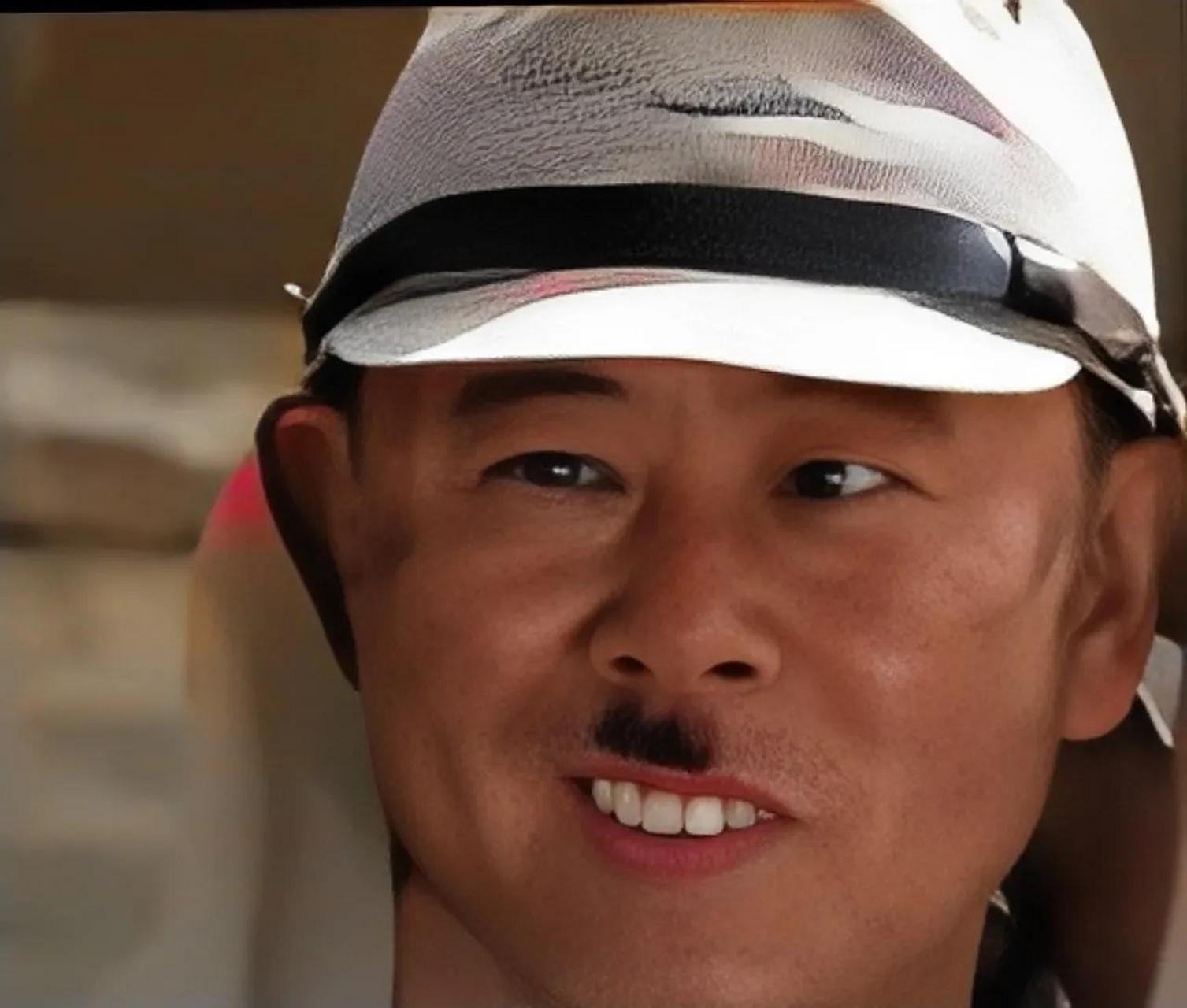 战争影视剧中的日本鬼子,为什么喜欢留一撮小胡子?