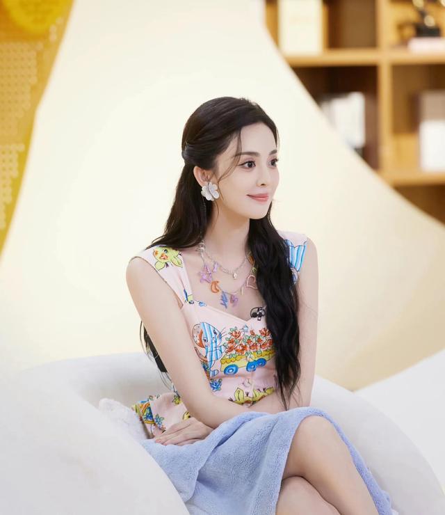 娜扎这次超级甜,穿卡通连衣裙搭细高跟,这么上恋综简直美翻天