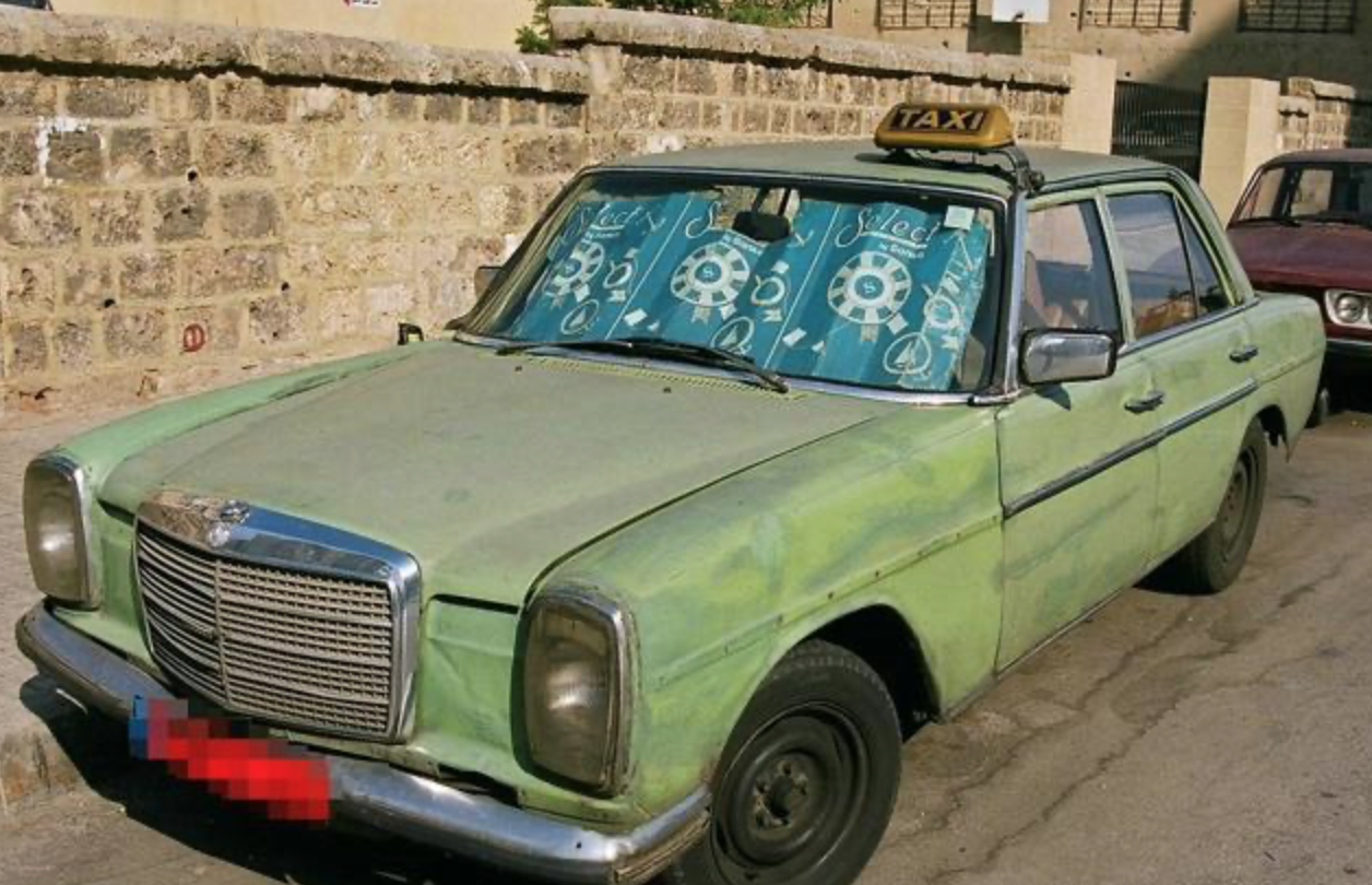 这些非洲的出租车非常牛,很多30年车龄的奔驰,有的跑了百万公里