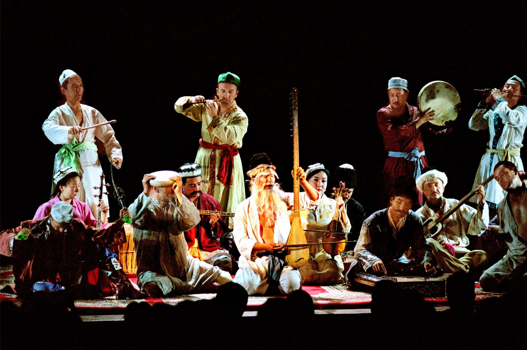 在伊犁,有集歌,舞,乐于一体的大型综合艺术形式的新疆维吾尔木卡姆在