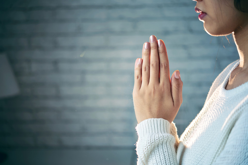 双手合十祈祷图片女子图片